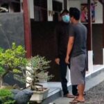 Pria terduga pelaku mengenakan masker.