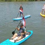 Bupati Jembrana, Nengah Tamba mencoba atrasi Stand Up Paddle di Sungai Soan Desa Budeng, Selasa (16/8)