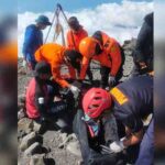 Proses pengangkatan jenazah Boaz Tan Anak, warga Portugis yang jatuh dari puncak Rinjani, Senin (22/8/2022).