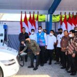 Gubernur Koster tampak mendampingi kunjungan WapresMa'ruf Amin bersama Menteri Luhut dan Direktur Utama PLN Darmawan Prasodjo meninjau SPKLU di Nusa Dua, Selasa (30/8).