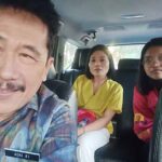 Kadisnaker Provinsi Bali IB Arda (kiri) tampak satu mobil dengan Vira dan  ibu kandungnya. Arda mengantar keduanya ke rumah Vera di Jln. Akasia Denpasar, tadi malam.