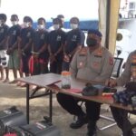 Kapolda Papua Barat, Irjen Pol Daniel T.M Silitonga sedang memberikan keterangan Pers.