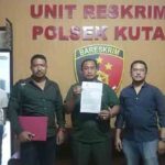 Pecalang Desa Adat Kuta bersama LBH Kuta Bersatu usai melakukan pelaporan valas liar di Polsek Kuta