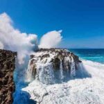 Pemandangan deburan ombak Waterblow di Nusa Dua