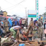 Pemkot Ambon bekerjasama dengan TNI dan Polri menertibkan kawasan Terminal Pasar Mardika.