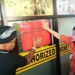 Petugas menutup money changer tak berizin di Kuta. (MENIT:008)