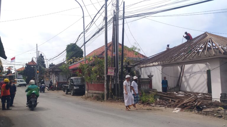 Suasana di sekitar lahan yang dibongkar untuk pelebaran jalan akses KTT G20