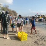 Wisatawan mancanegara saat akan menyeberang di Pantai Sanur. (MENIT/008)