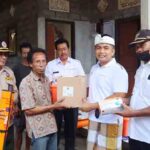 Wakil Bupati Jembrana I Gede Ngurah Patriana Khrisna didampingi Kalaksa BPBD I Putu Agus Artana dan Perbekel Medewi I Nengah Wirama meninjau musibah tanah longsor yang menimpa I Made Ronde (56) dan I Made Widarsa (57) warga Banjar Dauh Pangkung Slepa, Desa Medewi