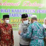 Bupati Jembrana I Nengah Tamba menyambut langsung kedatangan Jemaah haji asal Kabupaten Jembrana yang telah menyelesaikan ibadah haji di Mekkah, Arab Saudi. Penyambutan jamaah haji berlangsung di Masjid Baitul Muhtarifin Polres Jembrana, Jumat (5/8/2022).