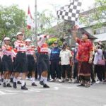 Bupati Jembrana I Nengah Tamba melepas Peserta Gerak Jalan SMP/MTs dalam rangka HUT Kota Negara. (foto: ist)