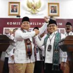 Ketua Umum Partai Gerindra Prabowo Subianto (kiri) bersalam komando dengan Ketua Umum PKB Muhaimin Iskandar (kanan) usai mendaftarkan partainya masing-masing sebagai calon peserta Pemilu 2024 di Gedung KPU, Jakarta, Senin (8/8/2022).