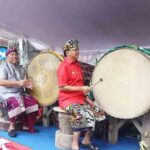 Gubernur Bali Wayan Koster didampingi Bupati Jembrana I Nengah Tamba saat membuka pawai budaya.