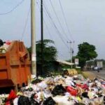 Penumpukan sampah di sejumlah titik di Kabupaten Karawang.