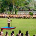 Bupati Jembrana I Nengah Tamba, yang juga Ketua (Mabicab) Majelis Pembimbing Cabang Jembrana menjadi pembina upacara pelaksanaan apel besar peringatan Hari Pramuka ke-61 Tahun 2022 yang berlangsung di Lapangan Taman Pecangakan, Minggu (14/8/2022).