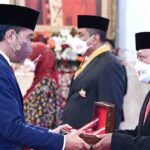 Presiden Joko Widodo menganugerahkan tanda kehormatan Bintang Mahaputera Pratama, Bintang Budaya Parama Dharma, dan Bintang Jasa kepada 127 tokoh di Istana Negara, Jakarta.