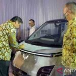 Menteri Koordinator Bidang Perekonomian RI Airlangga Hartarto menandatangani mobil Wuling Air ev di di pabrik Wuling di Greendland International Industrial Center, Deltamas, Cikarang, Jawa Barat, Senin (8/8/2022) (foto: ANTARA/Lifia Mawaddah Putri)