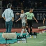 Pelatih Bali United Stefano Cugurra menyaksikan Made Andhika Wijaya keluar dari lapangan saat laga kontra Persis Solo