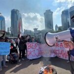 Demo massa menolak penaikan harga BBM di Monas.