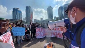 Demo massa menolak penaikan harga BBM di Monas.