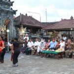 Bupati Jembrana I Nengah Tamba meninjau gladi bersih Tari Joged Bungbung yang akan tampil di acara Festival Kebudayaan Yogyakarta Tahun 2022 bertempat di Puri Agung Negara, Senin (19/9).
