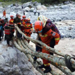 Petugas mengevakuasi korban luka dari area gempa bumi di Sichuan, Tiongkok,