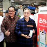 Mendag Zulkifli Hasan belanja bahan pokok di Pasar Badung dengan mengunakan QRIS.