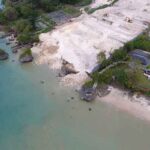 Tampak tebing di Pantai Jimbaran yang sudah digusur belum ditindaklanjuti Pemerintah