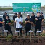 Menparekraf Sandiaga Salahuddin Uno bersama Wawali Denpasar, Kadek Agus Arya Wibawa, bersama pejabat lainnya saat melakukan penanaman mangrove, Selasa (27/9/2022).