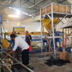 Petugas dari DLHK Kabupaten Tangerang saat melakukan pengecekan CV Polymer Plastisindo Sukses, perusahaan pengelola limbah plastik yang belum mengantongi izin.