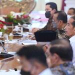 Presiden Joko Widodo memimpin rapat bersama jajarannya untuk membahas tata kelola dan peningkatan produktivitas kedelai di Istana Merdeka, Jakarta.