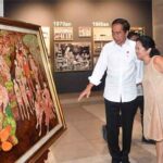 Presiden Joko Widodo menunjukkan lukisan bertajuk "Traditional Market" kepada Presiden Filipina Ferdinand Marcos Jr dan Ibu Louise Marcos di Gedung Sarinah, Jakarta, pada Senin malam, 5 September 2022.