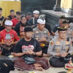 Polresta Denpasar bersama Komunitas suporter Bali United menyelenggarakan doa bersama di Pura Linggar Adhi Adhva Dhipa Polresta Denpasar, Senin (3/10/2022).