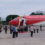 Kapolda Bali, Irjen. Pol. Drs. Putu Jayan Danu Putra, S.H., M.Si., mengantar keberangkatan Presiden Republik Indonesia Ir. Joko Widodo bersama Ibu Negara Iriana Joko Widodo di Bandara Internasional I Gusti Ngurah Rai, Kamis (6/10/2022).