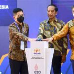 Presiden Jokowi bersama Menteri Koordinator Bidang Perekonomian Airlangga Hartarto dan Ketua Umum Kamar Dagang dan Industri Indonesia (Kadin) Arsjad Rasjid (kiri), menekan sirine sebagai tanda peluncuran Gerakan Kemitraan Inklusif untuk UMKM Naik Kelas di Gedung SMESCO, Jakarta, pada Senin (3/10/2022).