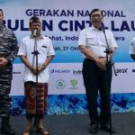 Menteri Koordinator Bidang Kemaritiman dan Investasi Luhut Binsar Pandjaitan (dua kanan) memberi keterangan kepada media didampingi oleh Menteri Kelautan dan Perikanan (KKP) RI Sakti Wahyu Trenggono (kanan), Kepala Staf TNI Angkatan Laut Laksamana TNI Yudo Margono (kiri), dan Gubernur Bali I Wayan Koster (dua kiri) selepas acara Gerakan Nasional Bulan Cinta Laut di Nusa Dua, Badung, Bali, Kamis (27/10/2022). (Foto: ANTARA/Genta Tenri Mawangi)