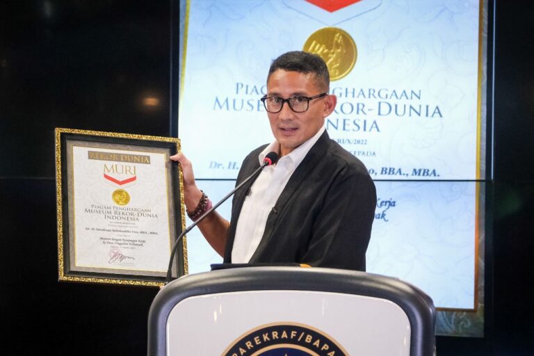 Menteri Pariwisata dan Ekonomi Kreatif/Kepala Badan Pariwisata dan Ekonomi Kreatif (Menparekraf/Kabaparekraf) Sandiaga Salahuddin Uno berhasil meraih penghargaan MURI (Museum Rekor Dunia Indonesia) sebagai menteri dengan kunjungan kerja ke desa unggulan terbanyak.