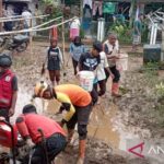 BPBD bersama relawan PMI Kabupaten Sukabumi yang dibantu warga tengah membersihkan lumpur dan lainnya pasca-bencana banjir yang terjadi Kecamatan Purabaya, Kabupaten Sukabumi, Jabar