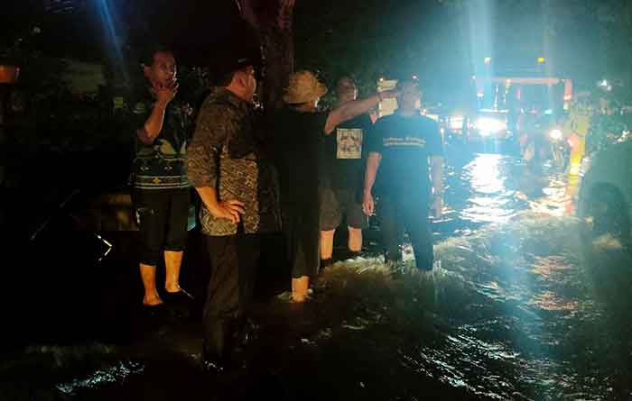 Bupati Jembrana bersama Sekda I Made Budiasa langsung melakukan pengecekan titik titik banjir diwilayah Jembrana, jumat malam (7/10).