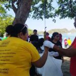 Komunitas Trash Hero menimbang sampah yang telah dikumpulkan dalam aksi bersih pantai di Pantai Binongko, Labuan Bajo, Manggarai Barat, NTT, Sabtu (22/10/2022).