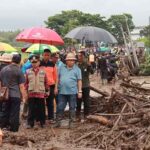 Bupati Jembrana I Nengah Tamba memantau penanganan banjir.