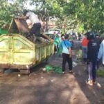 Gotong royong pembersihan tumpukan sampah di Sampit, beberapa waktu lalu.