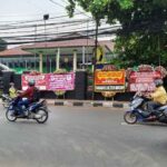 Sejumlah karangan bunga dukungan untuk Bharada E, dipajang di depan kantor PN Jakarta Selatan, Selasa (18/10/2022)