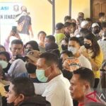 Ratusan keluarga korban kebakaran KFC Chantika Lestari berkumpul di depan ruangan pemulasan jenazah RS Bhayangkara Kupang, Selasa, 25 Oktober 2022.