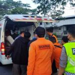 Sebuah mobil alami kecelakaan tunggal di Jalan Ida Bagus Mantra, Selasa (11/10/2022) pagi. Kendaraan jenis APV tersebut hendak menuju Karangasem, namun hilang kendali hingga oleng ke kiri dan terperosok ke parit.