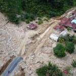 Foto udara perkampungan yang terkena longsor dan banjir bandang di Desa Sondoang, Kecamatan Kalukku, Mamuju, Sulawesi Barat, Jumat (14/10/2022).