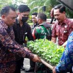 Bupati Jembrana I Nengah Tamba membagikan 2000 bibit tanaman cabai per desa/kelurahan se-kabupaten Jembrana sebagai salah satu upaya menstabilkan harga komoditas pangan dan mengendalikan inflasi imbas kenaikan harga BBM bertempat di Gedung Kesenian Ir. Soekarno, Selasa (4/10/2022).