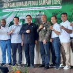 Wakil Gubernur Bali, Cok Ace berfoto bersama dengan pengurus J2PS yang baru dilantik. (foto: M-011)