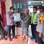 Waka Polsek Kuta Utara Iptu AA. Ketut Nuasa S.Sos di dampingi Anggota menyalurkan bantuan sembako dari Kapolres Badung AKBP Leo Dedy Defretes, S.I.K.,S.H.,M.H. kepada masyarakat di wilayah Desa Desa Tibubeneng Kecamatan Kuta Utara, Kabupaten Badung. Jumat (7/10).