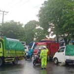 Personil Polsek Mengwi memberikan pelayanan kepada masyarakat khususnya pengguna jalan raya.